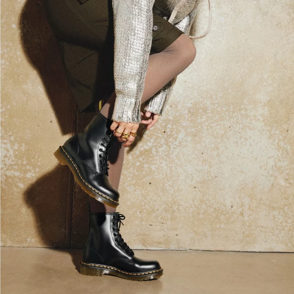 DR. MARTENS 1460 WOMEN'S SMOOTH LEATHER LACE UP BOOTS